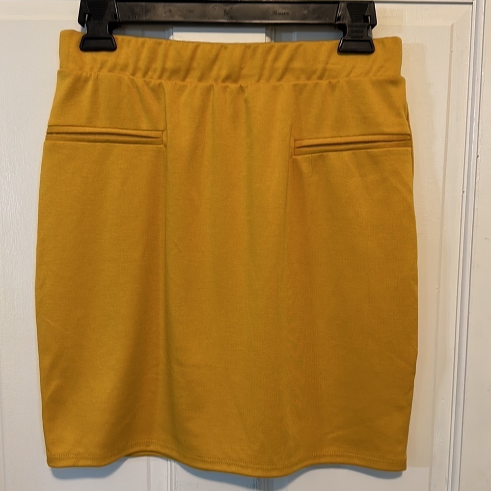 Le Lis pull on Knit Skirt, Mustard yellow size medium soft, stretchy, and cute! - Picture 2 of 9